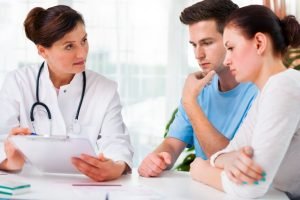 Síntomas La mayoría de las personas infectadas con HSV no saben que lo tienen porque no tienen ningún signo o síntoma o porque sus signos y síntomas son muy leves. Cuando están presentes, los síntomas pueden comenzar alrededor de dos a 12 días después de la exposición al virus. Si experimenta síntomas de herpes genital, pueden incluir: Dolor o picazón. Puede experimentar dolor y sensibilidad en el área genital hasta que la infección desaparezca. Pequeñas protuberancias rojas o pequeñas ampollas blancas. Estos pueden aparecer de unos días a unas pocas semanas después de la infección. Úlceras. Estos pueden formarse cuando las ampollas se rompen y supuran o sangran. Las úlceras pueden hacer que sea doloroso orinar. Costras. La piel formará costras y formará costras a medida que las úlceras sanen. Durante un brote inicial, es posible que tengas signos y síntomas similares a los de la gripe, como ganglios linfáticos inflamados en la ingle, dolor de cabeza, dolores musculares y fiebre. Diferencias en la ubicación de los síntomas Las llagas aparecen donde la infección entró en su cuerpo. Puede propagar la infección al tocar una llaga y luego frotar o rascarse otra área de su cuerpo, incluidos los ojos. Los hombres y las mujeres pueden desarrollar ulceras en: Glúteos y muslos Ano Boca Uretra (el tubo que permite que la orina drene desde la vejiga hacia el exterior) Las mujeres también pueden desarrollar llagas en o sobre: Área vaginal Genitales externos Cerviz Los hombres también pueden desarrollar llagas en o sobre: Pene Escroto Las recurrencias son comunes El herpes genital es diferente para cada persona. Los signos y síntomas pueden reaparecer, de vez en cuando, durante años. Algunas personas experimentan numerosos episodios cada año. Para muchas personas, sin embargo, los brotes son menos frecuentes a medida que pasa el tiempo. Durante una recurrencia, poco antes de que aparezcan las llagas, puede sentir: Ardor, hormigueo y picazón donde la infección entró por primera vez en su cuerpo Dolor en la parte baja de la espalda, las nalgas y las piernas Sin embargo, las recurrencias son generalmente menos dolorosas que el brote original, y las llagas en general sanan más rápidamente.